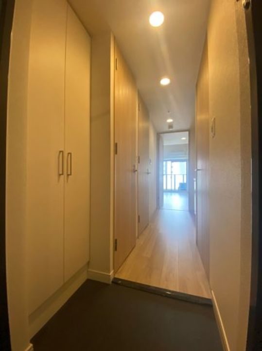 プレサンス栄ライズの玄関