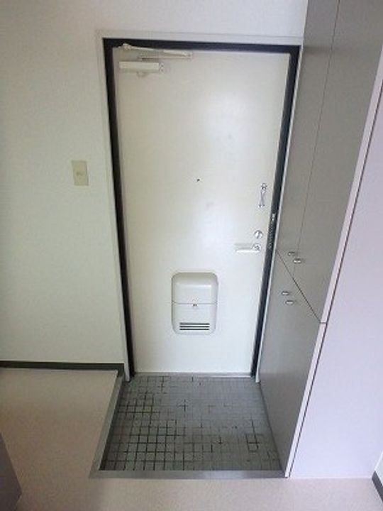 新庄リバービルの玄関