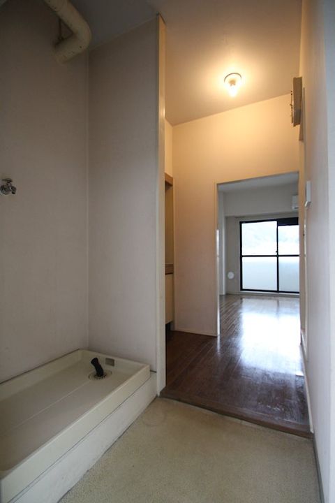 バザレビルの玄関