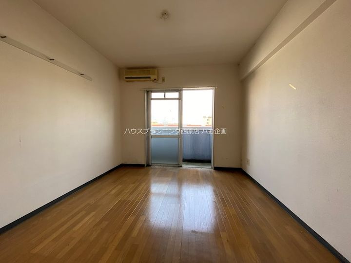 フェニックス保田の居間