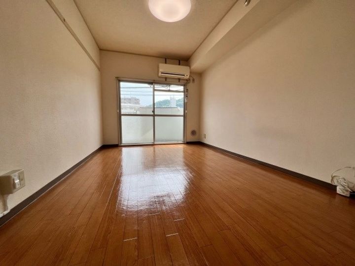 第8長束ビルの居間