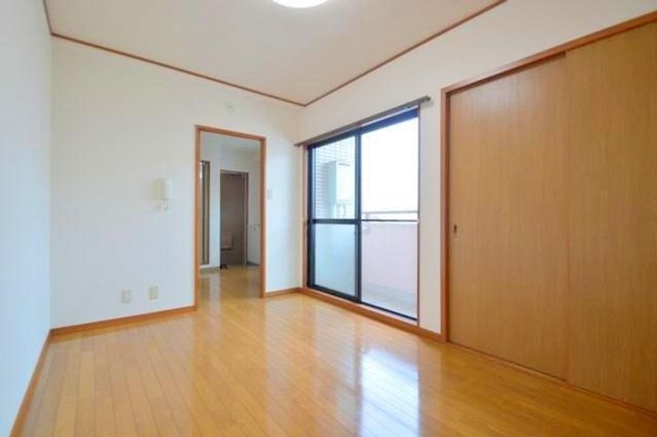 垣内ビルの居間