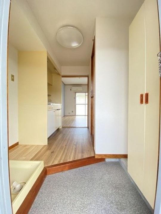 メゾン川中202の玄関