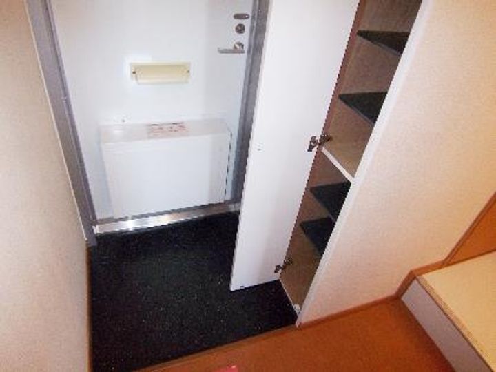 レオパレスFine105の玄関