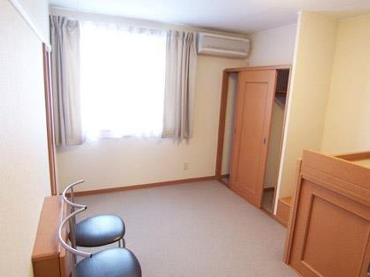 レオパレスマ メゾン戸野目102の居間