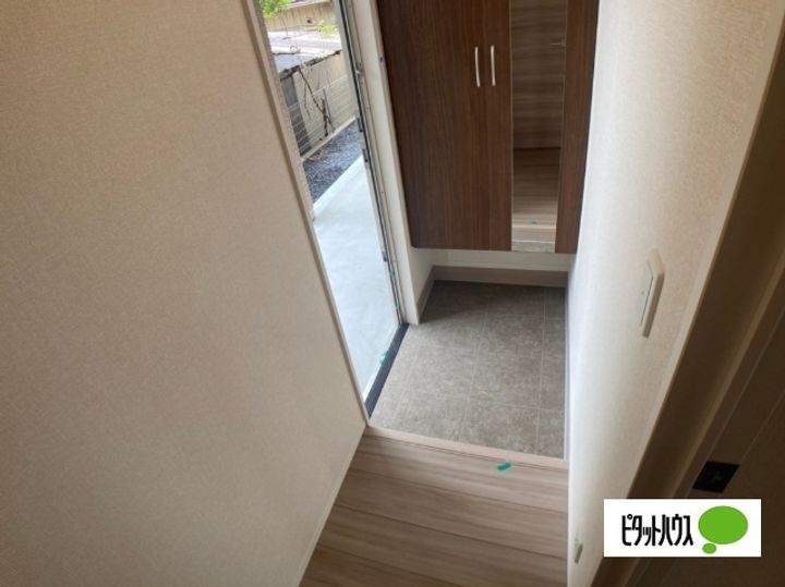 ヒルズ平泉A棟112の玄関