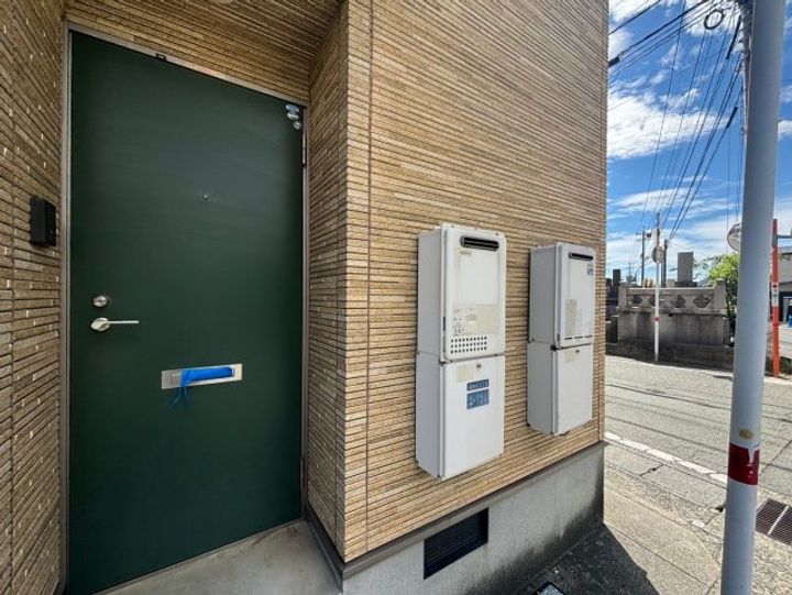 植里アパートの玄関