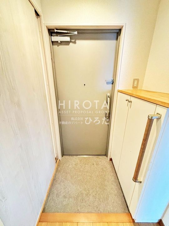 タカフジ・アパートメントの玄関