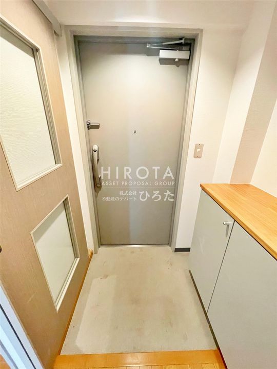 タカフジ・アパートメントの玄関