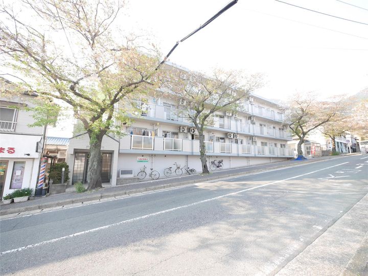 シャトレ安部山の外観