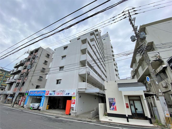 ホワイトパレス北九大前の外観