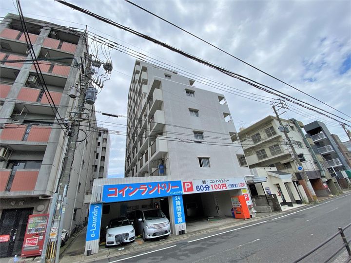 ホワイトパレス北九大前の外観