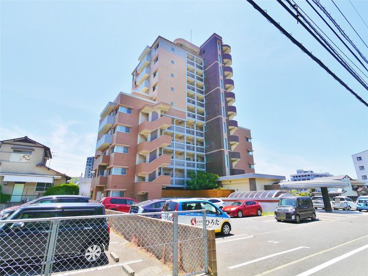 ファミール守恒の外観