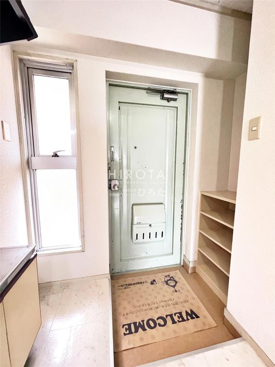 山和ビルの玄関