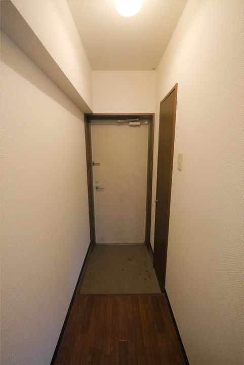 エルスール湯川 弐番館の玄関