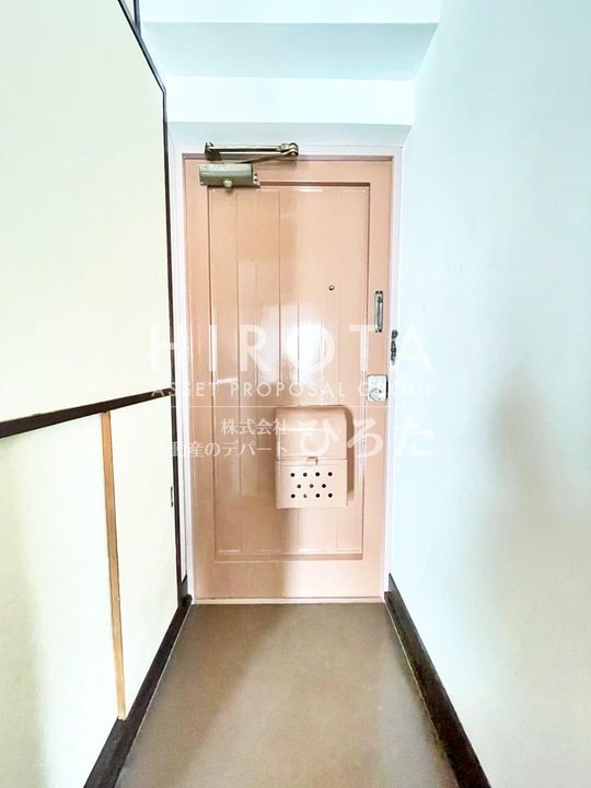 六甲ビルの玄関