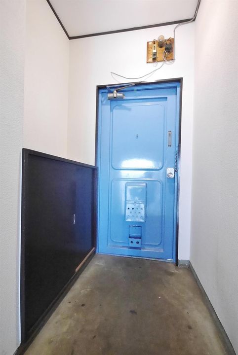 白銀マンションの玄関