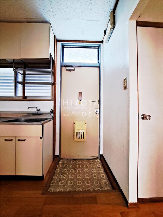 小島ハイツの玄関