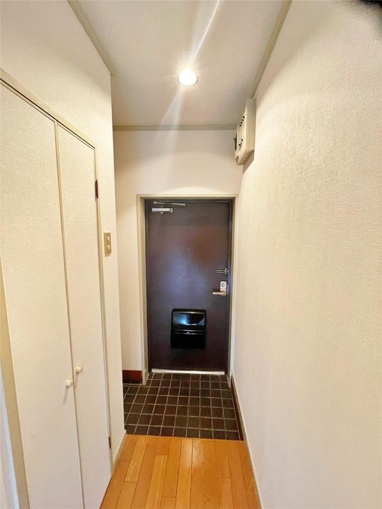 アルバトラモント古前の玄関