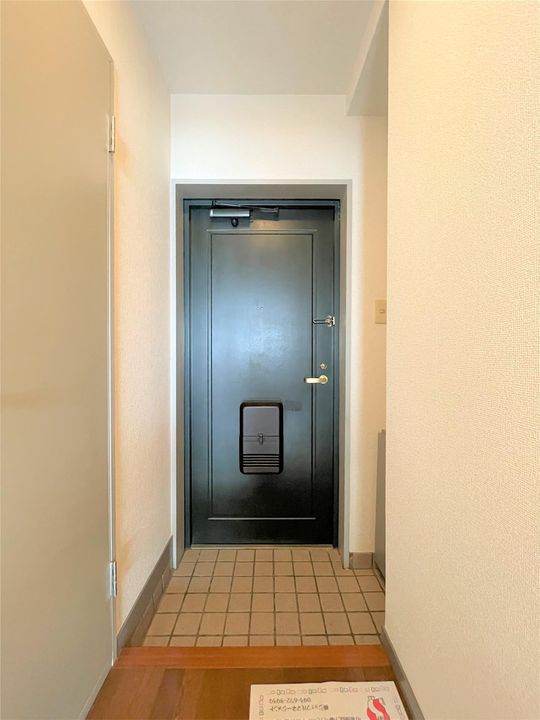 PLEAST西川頭B棟の玄関