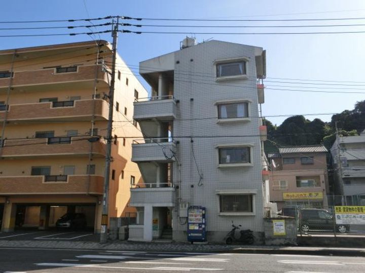 ホワイトハイツ枝光の外観