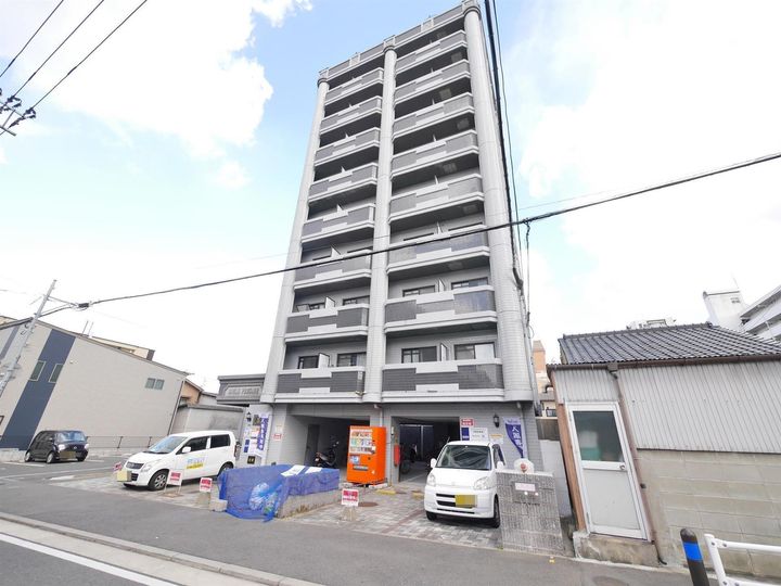 ロイヤルプレサージュの外観
