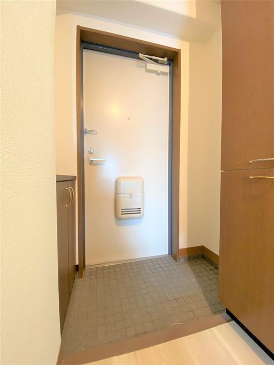 KMマンション八幡駅前Ⅱの玄関