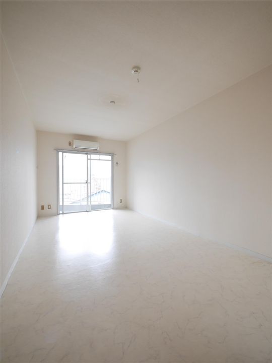 PLEAST枝光の内装