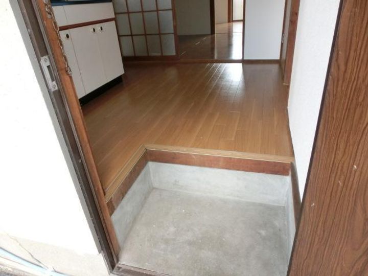 日の出コーポの玄関