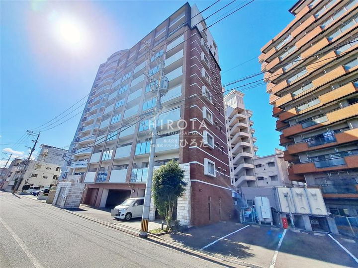 プルーム下到津の外観