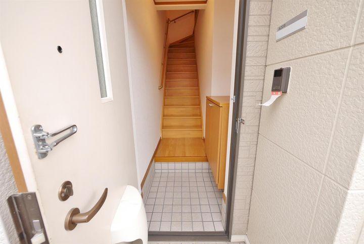 メゾン・コスミティーⅡ A棟の玄関