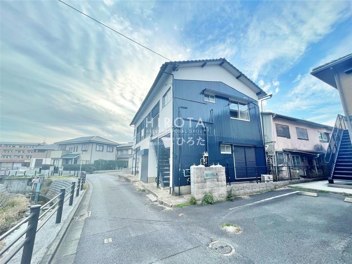 町上津役アパートの外観