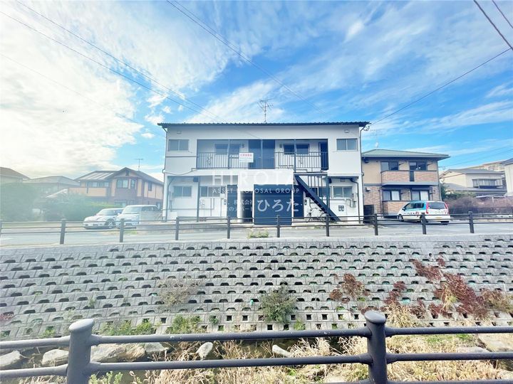町上津役アパートの外観
