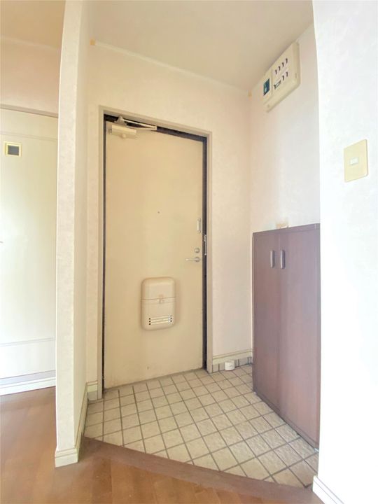 サンコスモス京良城の玄関