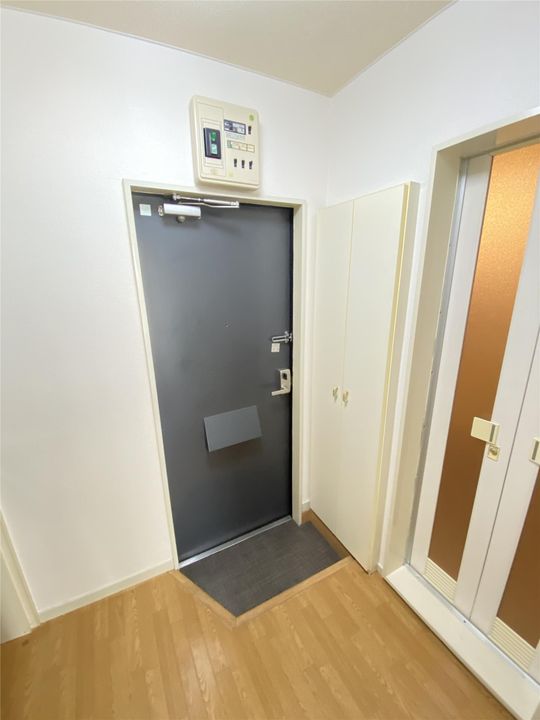 パレス南王子の玄関