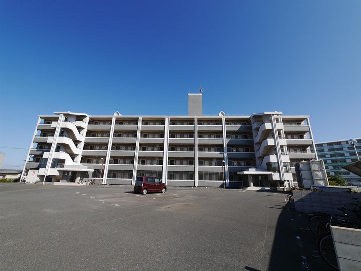 ロイヤルハイツ折尾2号館の外観