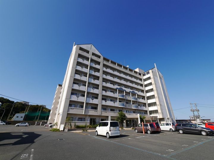 ロイヤルハイツ折尾1号館の外観