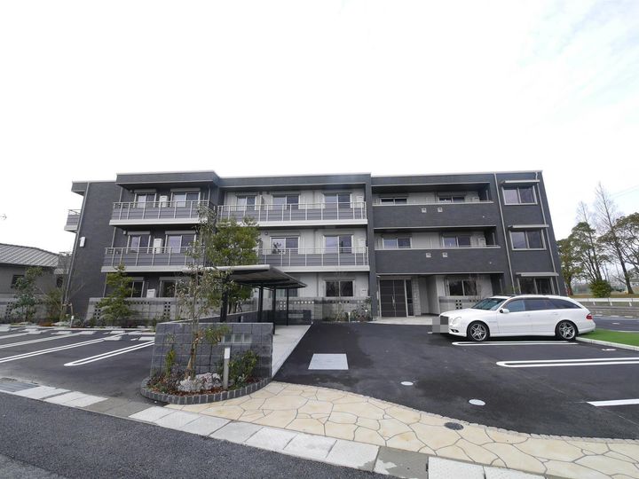 ロイヤルパーク本城の外観