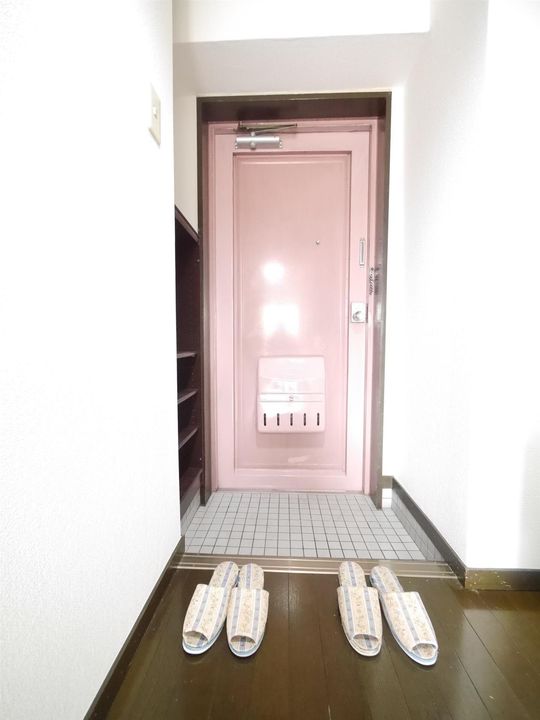 ヒカリビルの玄関
