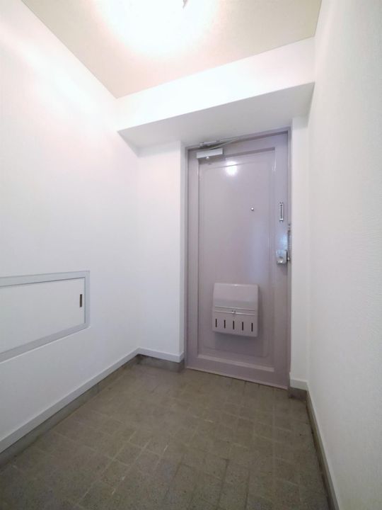 やすよしビルの玄関