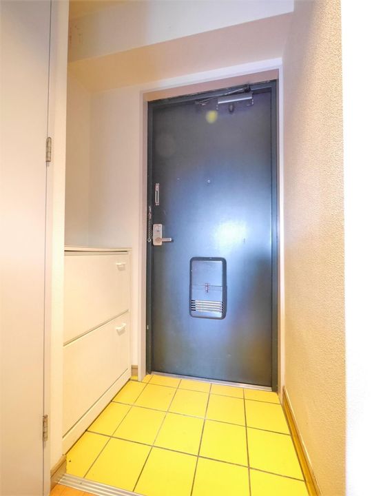ロイヤルハイツ折尾1号館の玄関