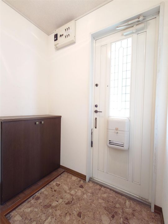 メゾンシャトーE棟の玄関