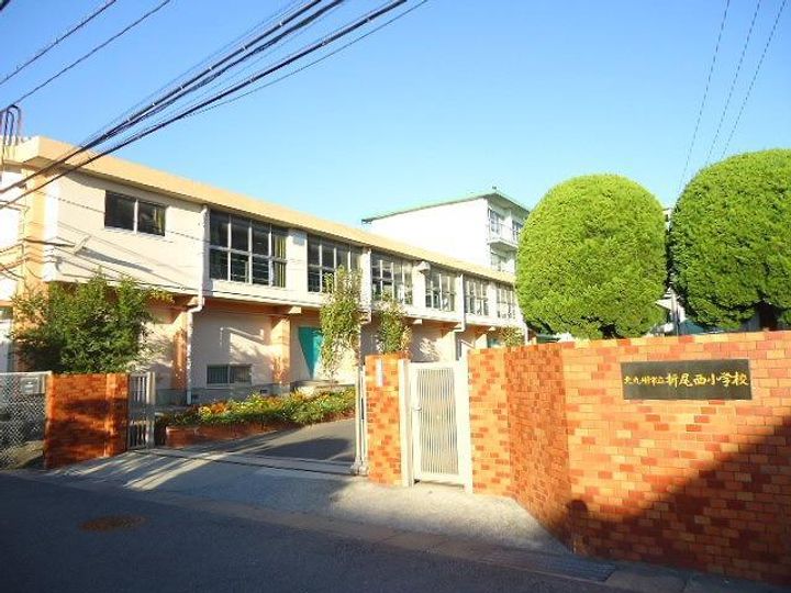 ロイヤルハイツ折尾1号館の周辺