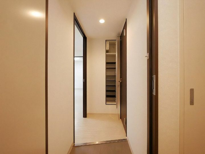 プルメリア栄通の玄関