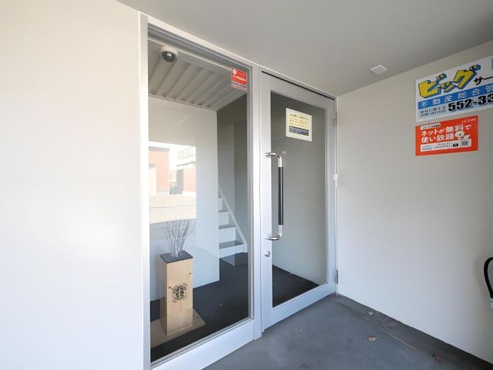 ラピス澄川102の玄関