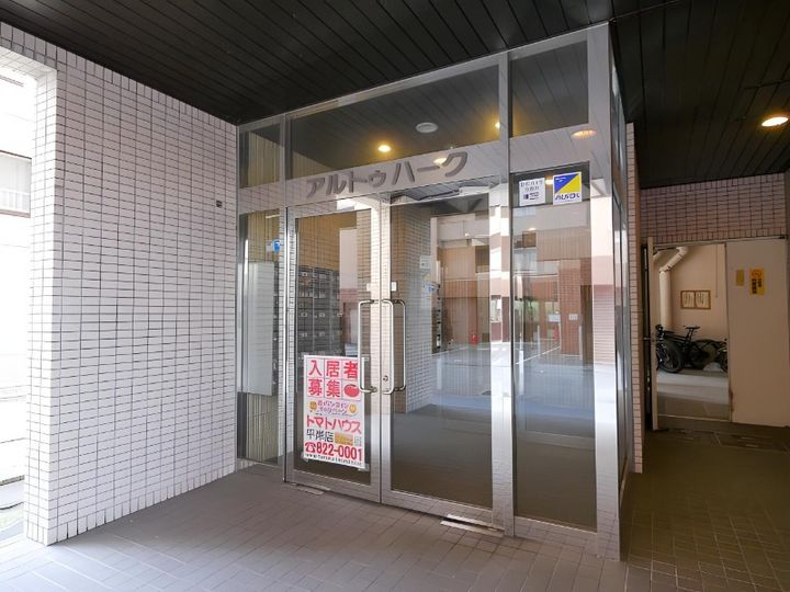 アルトゥパークマンション405の玄関