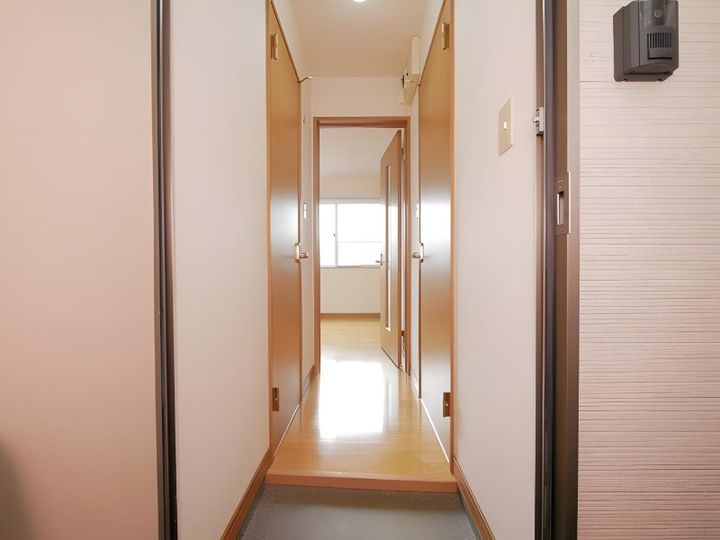 リナコートB205の玄関