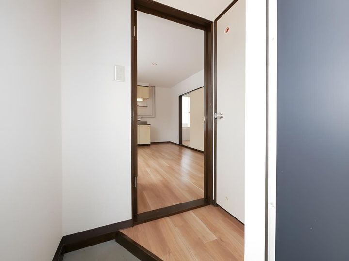 コーポリステル0101の玄関