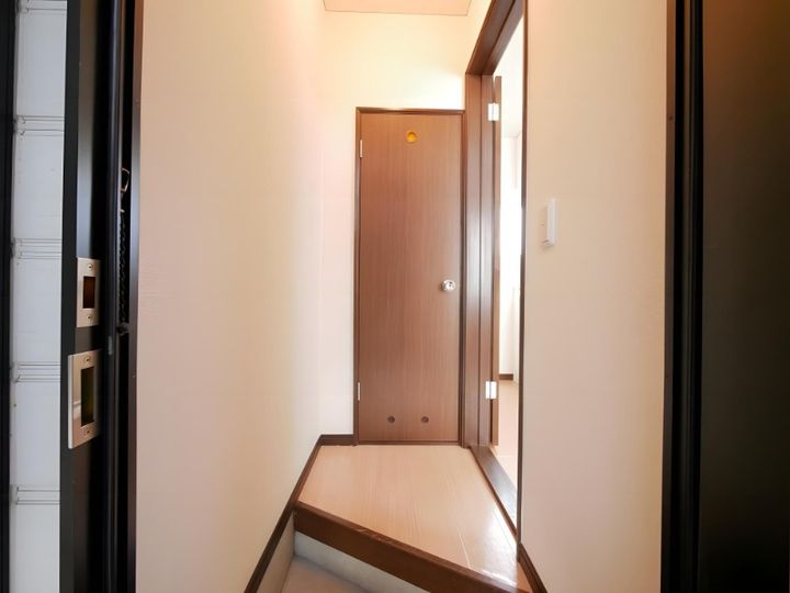 ホワイトコートカヤ13105の玄関