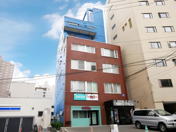 8・4サウンドビルの外観